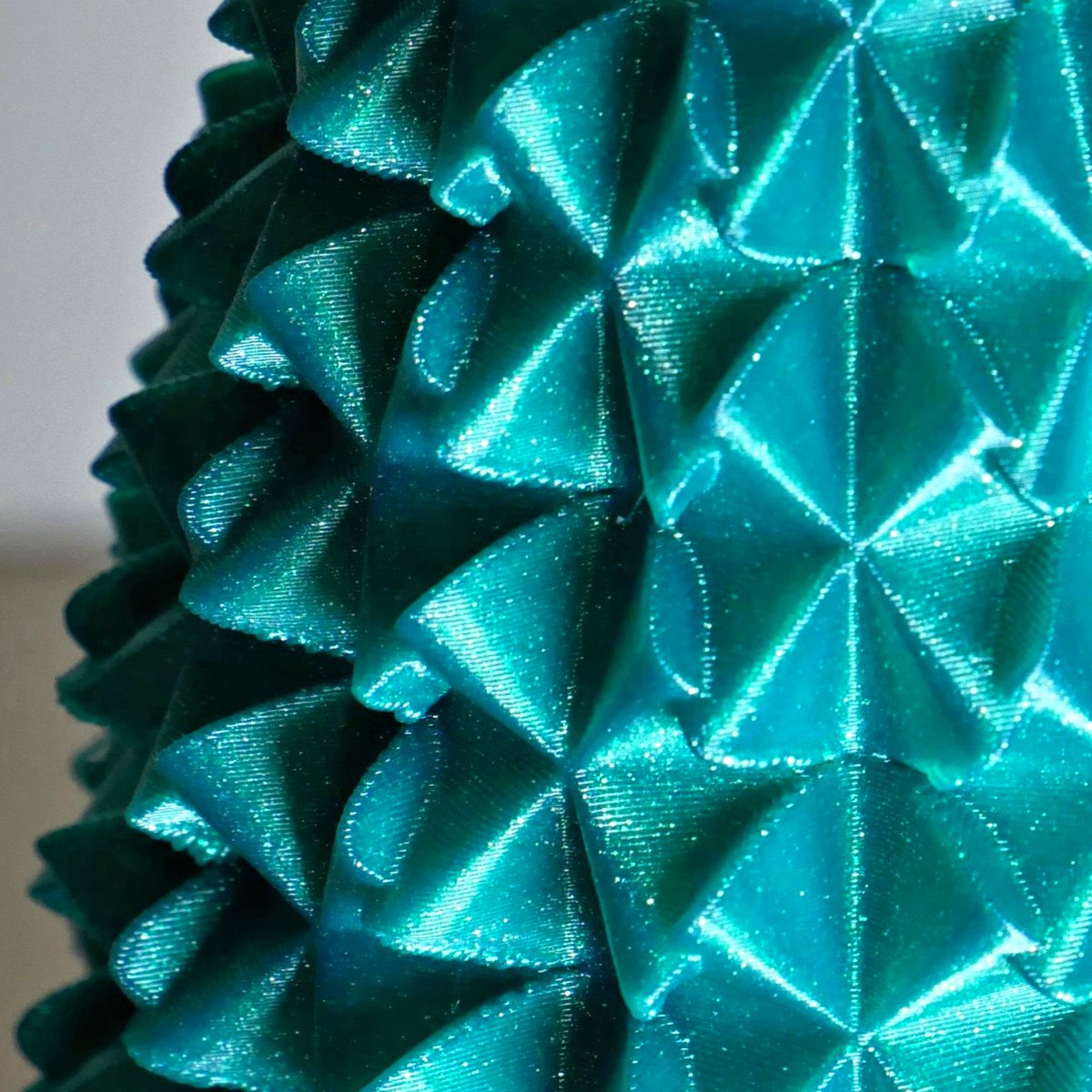 3DPrintBunny's tweet image. I&apos;ve been playing with some interesting shapes and textures these last few days and I love how this bobbly vase turned out, particularly with the light on it.

Its printed in @Fillamentum Vertigo Jade PLA

stl: than.gs/m/897984