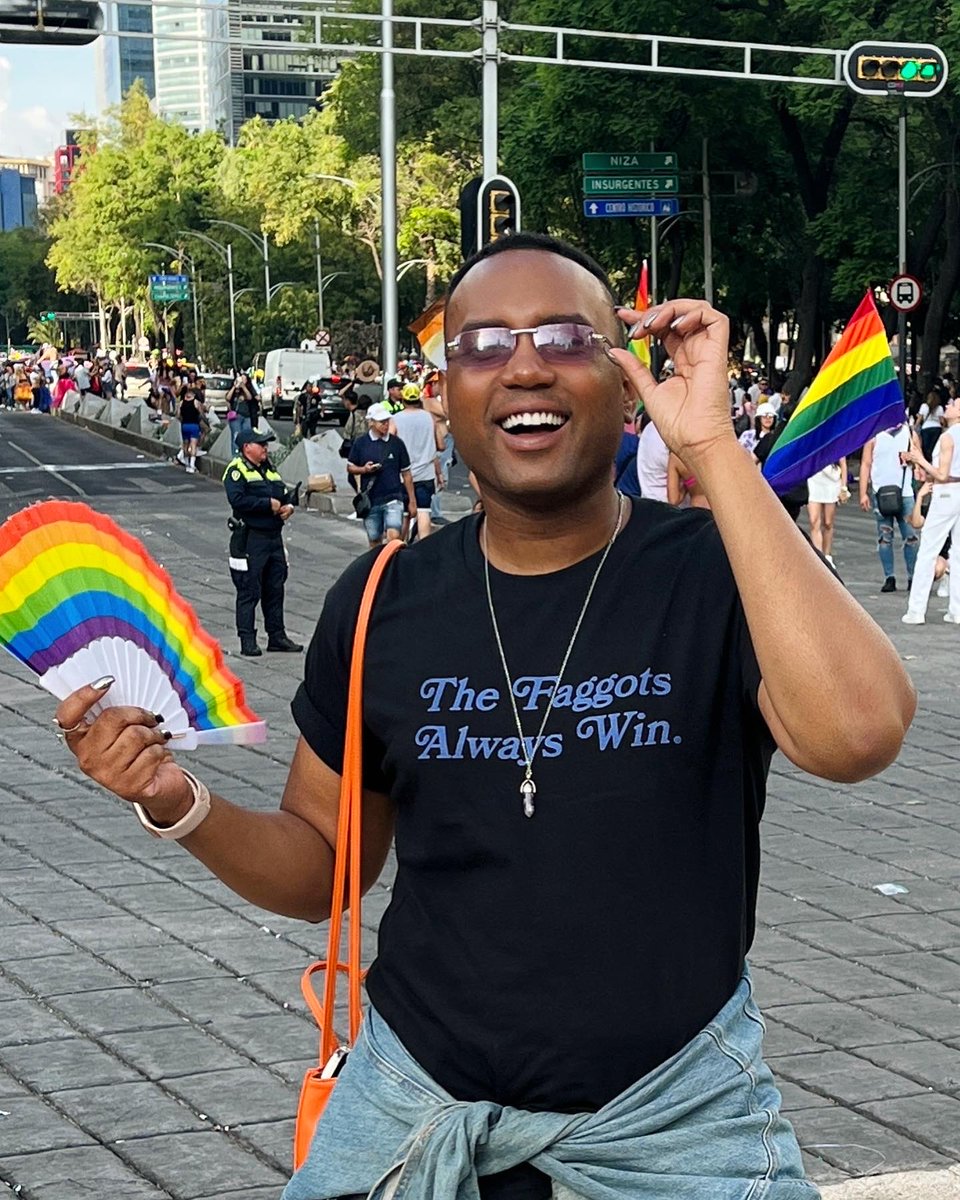 KILEATWATER's tweet photo. New merch is in stock now at my shop. Support an independent Black + queer-owned small business boo. 🌈✨ https://t.co/92rBvg0pF4 https://t.co/zsj7z932sm
