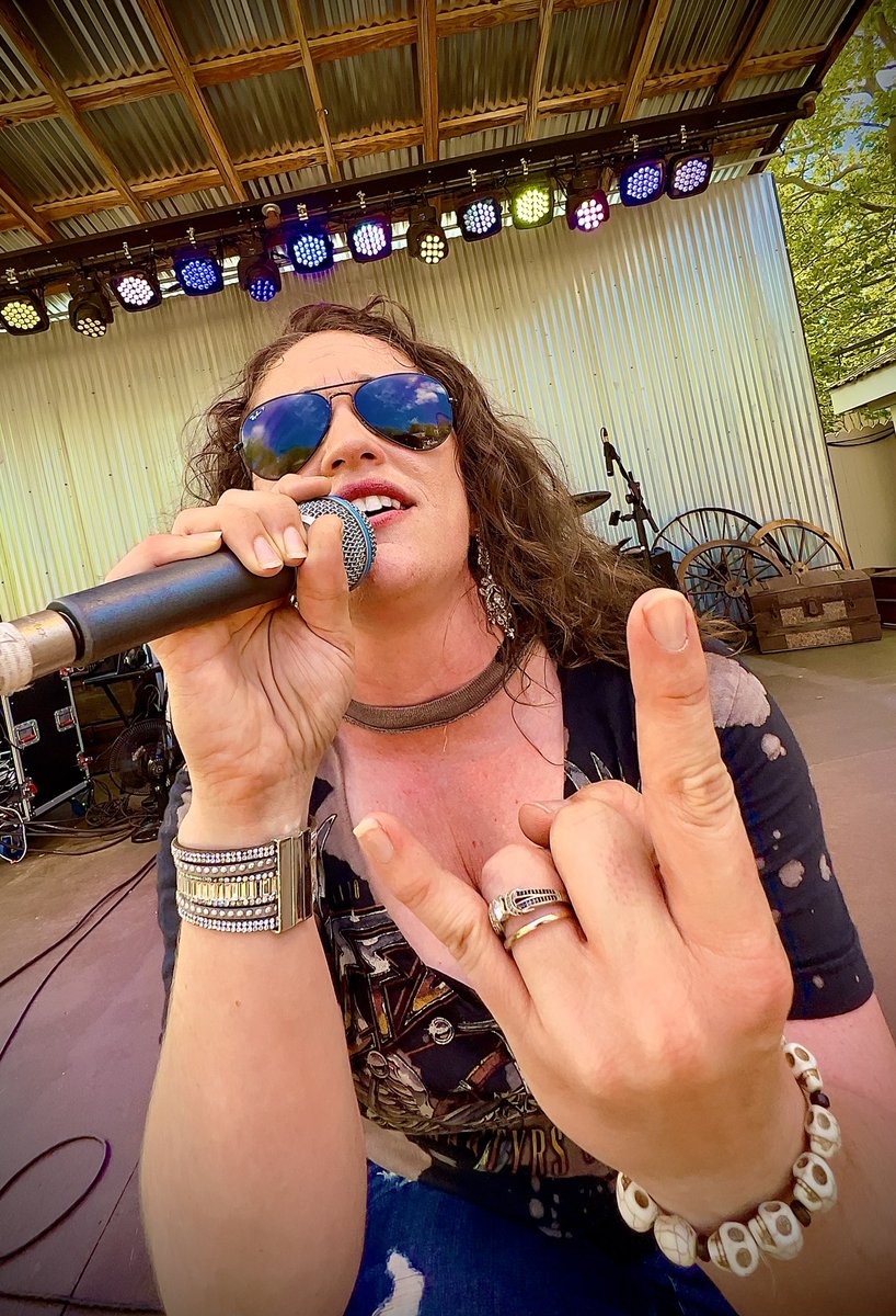 rachellipsky's tweet photo. 📸: #dennycarr Had such a GREAT week @cedarpoint rocking out with #brandonbarnes https://t.co/dPjK6zck3B