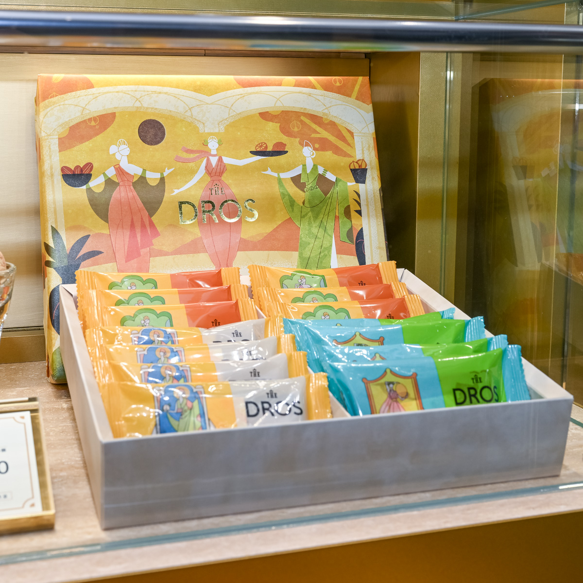 DtimesDelicious's tweet image. 【実食レポ】チーズと木の実を使ったプレミアムギフトスイーツ！
THE DROS(ザ・ドロス)がJR東京駅「グランスタ東京」地下1階 銀の鈴エリア(改札内)にオープン☆
#dros
詳細→dtimes.jp/post-760137/