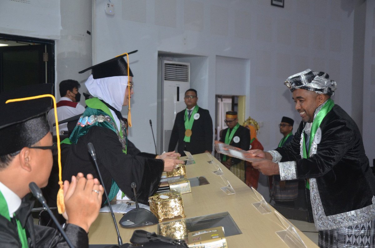 ThantoRaha's tweet photo. Dengan mengenakan baju leluhur adat Muna, menerima brevet dokter spesialis neurologi di FK Unhas. Selanjutnya, kembali ke kampus ut pengabdian yg lain di FK UHO Kendari. #fkuho #uhokendari https://t.co/5u3DCgobnT