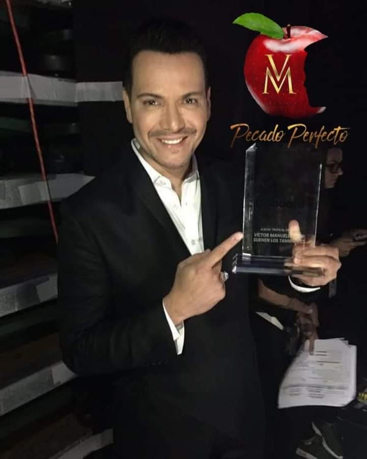 FANSPECADOPVM's tweet photo. ¿Sabías que? 
 @VictorManuelle antes de que iniciara su carrera como cantante trabajo en una fábrica haciendo zapatos.
Ahí su trabajo era pegar la suela de las botas de una marca muy reconocida.
#Trayectoria30Años 
#VM30
#PecadoPerfecto🍎
#TeamVíctorManuelleMexico 🇲🇽🇵🇷 https://t.co/hSx6dUWpuv