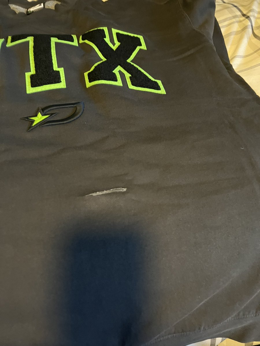 bootytwapps's tweet photo. @H3CZ really this is what we waited 3 months for my sweater to sent out damaged this is fucking terrible 😞 I won’t be spend anymore more with this brand. Wtf Hector we just money grabbing now or what. https://t.co/86GMA2mPEA