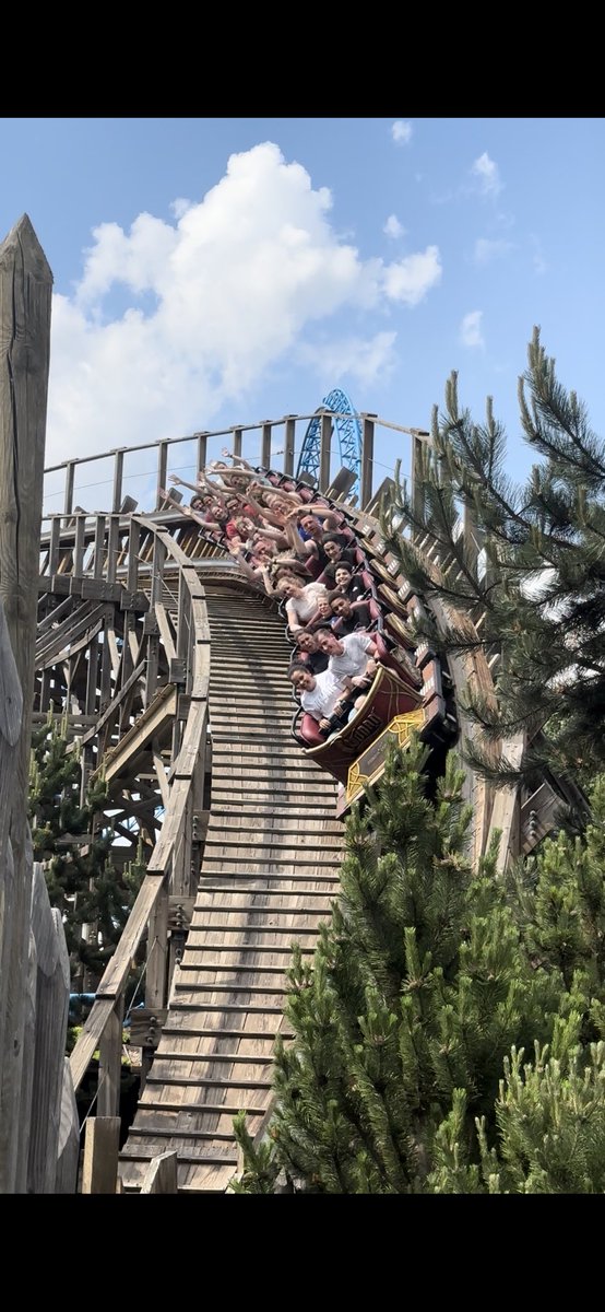 BoezioLukas's tweet photo. Bonjour à tous ! Je fait des photos de parcs d’attractions ! 
Je vous partages ceux que j’ai pu faire à europa Park ! Si les photos vous plaise hésiter pas à vous abonnez merci à 
vous ❤️ @EuropaParkFR #EuropaPark #parc #maneges https://t.co/wLSrNBxFIa