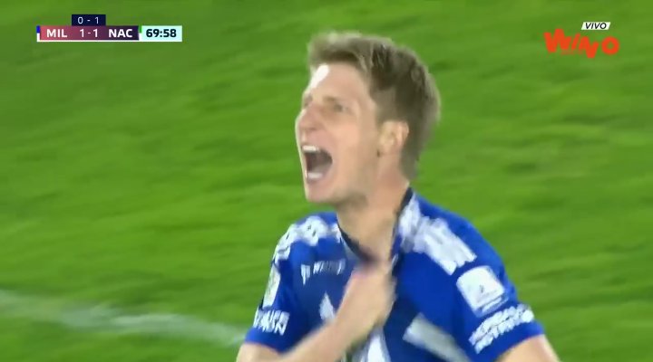AzurraCali's tweet photo. Infinitas gracias por dejarlo todo en la cancha como un hincha más @allinas97 https://t.co/0u0ylm3U5S