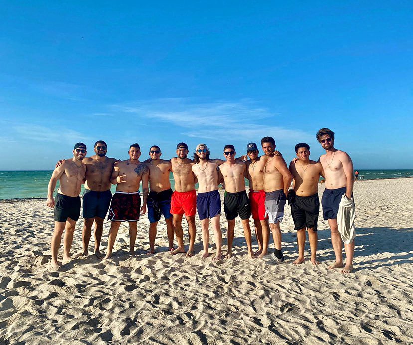 NacimosBravos's tweet photo. ⚫️El equipo más encendido llegó a Merida!😎🏖️ #Dayoff https://t.co/UGCfFmIPI4