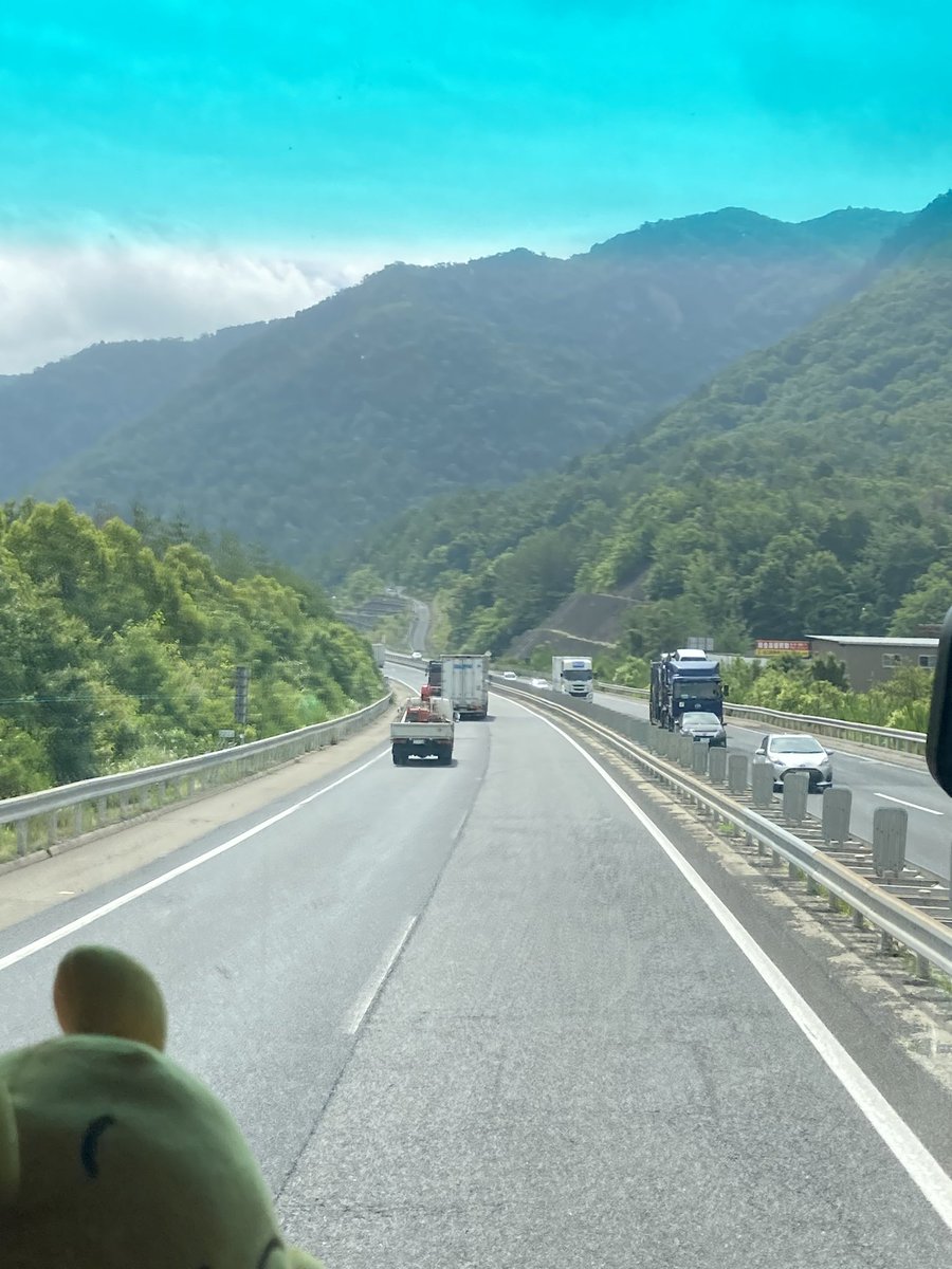 WHS_CobleSensei's tweet photo. Day nine begins with a four-hour drive through the mountains to Himeji castle. Most travelers are getting some much need naps 😴 https://t.co/VHd5yUNMrU