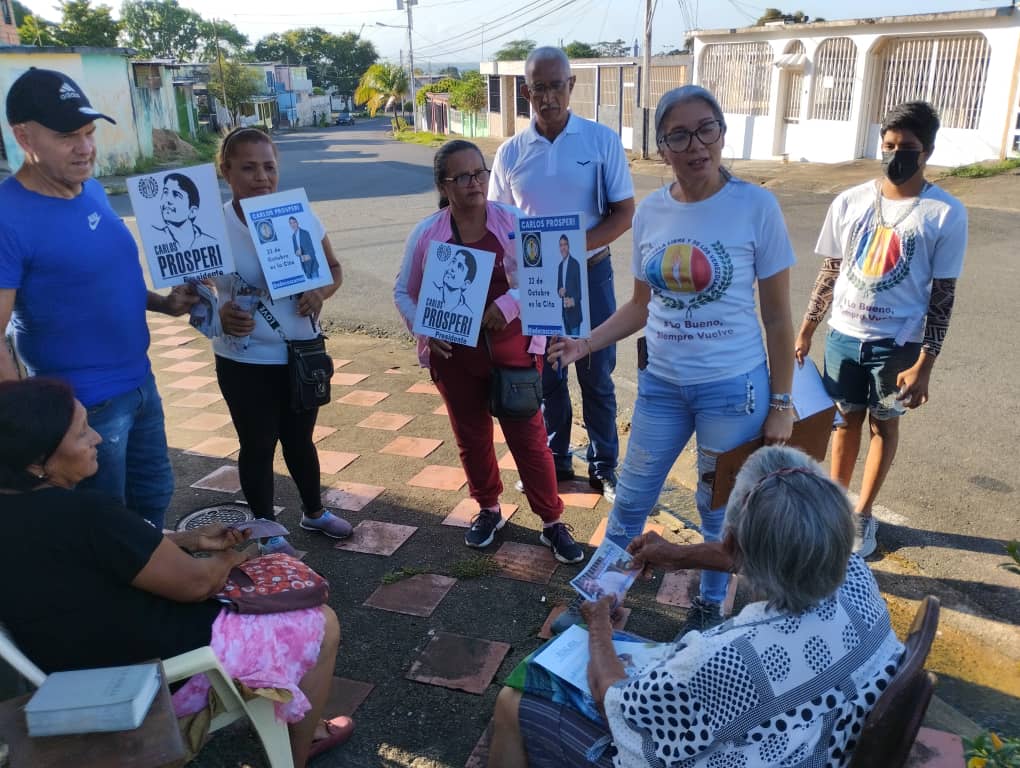#26DeJunio El equipo de la parroquia Simón Bolívar @AD_Bolivar se encuentra en un casa por casa llevando el mensaje de @prospericarlos 
#DemosElPrimerPaso 
#MovilizacionTotalAD 
@FreddyValera_AD 
@aidagonzalez33