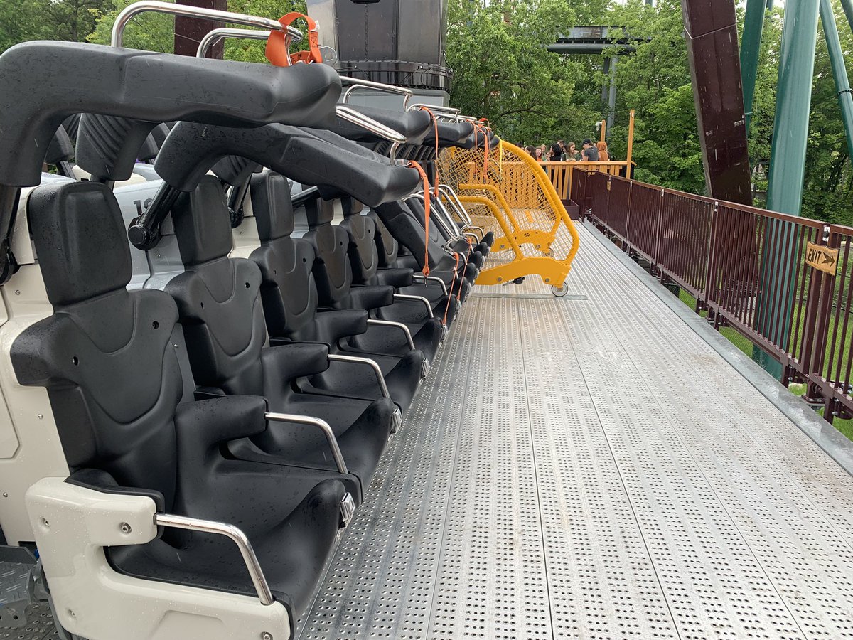 #TundraTwister offs visceral onride spectacle as it interacts with the surrounding Yukon Striker track and Splash Works changerooms. Not terribly intense but ehhh it serves its purpose as a fun large scale ride. The ride design and location is pitch perfect, too.