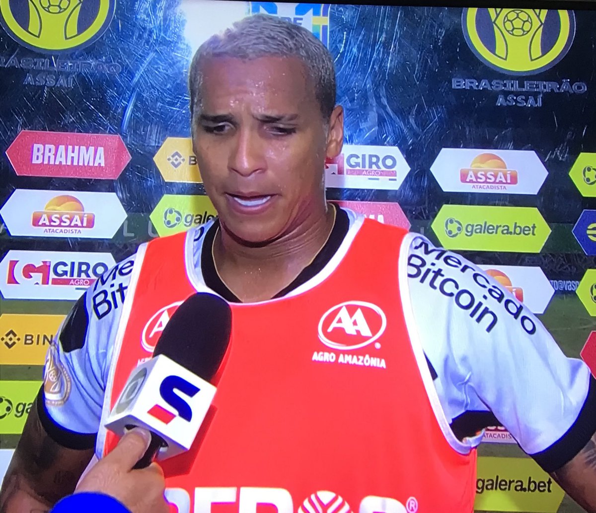 futebol_info's tweet photo. Deyverson, do Cuiabá, concedeu entrevista no intervalo do jogo com a camisa do Vasco.

📸 Reprodução https://t.co/TjP6SbI8V5