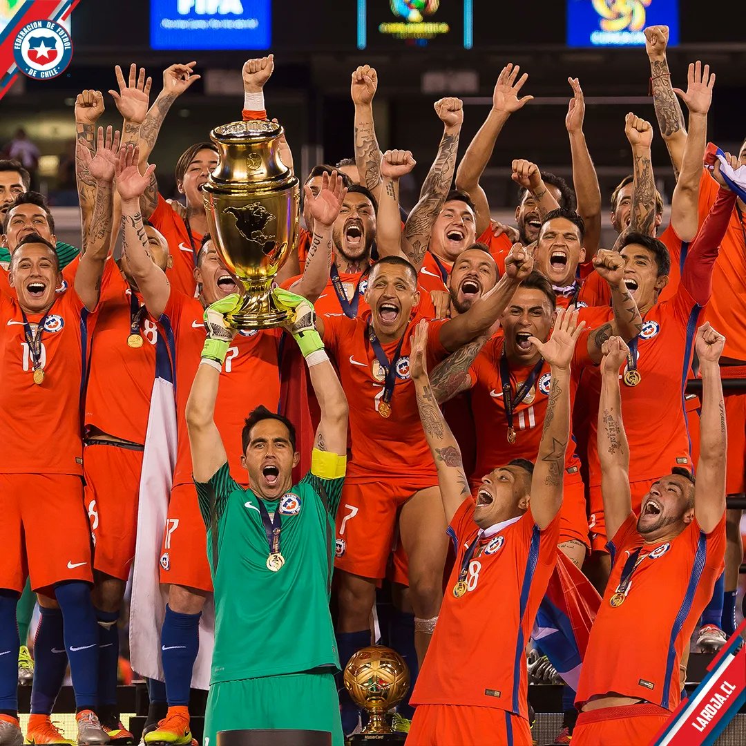LaRoja's tweet image. 🏆🏆 El Bicampeonato de #LaRoja 🇨🇱 en imágenes 📸.

🥰 Nunca olvidaremos esa noche en Nueva Jersey, cuando Chile ganó la Copa América Centenario 2016 🔝.

#VamosChile #VamosLaRoja