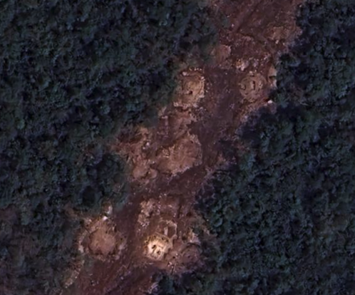 HistoriaNuevaMX's tweet photo. 👉 VESTIGIOS MAYAS "APLANADOS" 

Antes y después del @TrenMayaMX       

Así las imágenes de Google Earth tomada en 2021 sobre unos vestigios mayas en BACALAR y así las tomadas hace dos semanas de éste 2023.

Ese es el "rescate arqueológico" del @INAHmx  que presume @dprieto_  o sea puras mentiras y embustes.

La falta de planeación y las prisas con este pseudo-proyecto están logrando que México pierda herencia cultural incuantificable.

Aquí las coordeadas para quien guste:
https://t.co/DPjddRXd1S