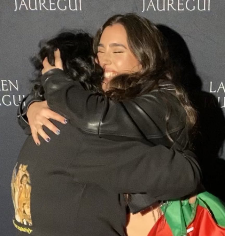 FOCUSlNLAUREN's tweet photo. FELIZ CUMPLEAÑOS A MI PERSONA FAVORITA.✨🤍
Como cada año celebró tu vida y todo lo que haz traído a la mía, gracias por todo el amor que das, ha sido un placer caminar de la manita contigo estos años. Te amo, amo lo qué haces y no puedo esperar ver lo que TU año tiene para ti.🥂 https://t.co/PgIdnW03wm