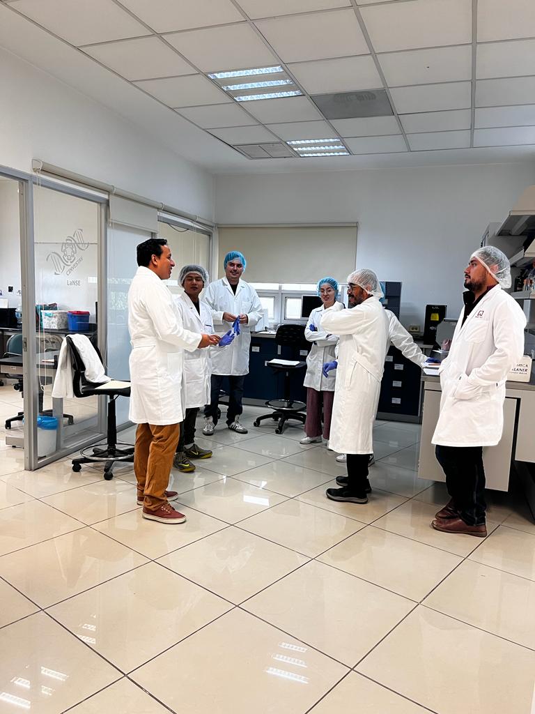 SocMexPro's tweet photo. Hoy comenzó nuestro curso Proteómica Basada en Espectrometría de Masas. Aprendimos fundamentos  generales de proteómica, además, se está realizando el proceso de  digestión de proteínas en gel para su posterior inyección en el  MS #Mexico_es_ciencia https://t.co/cdQ8vx6X3U