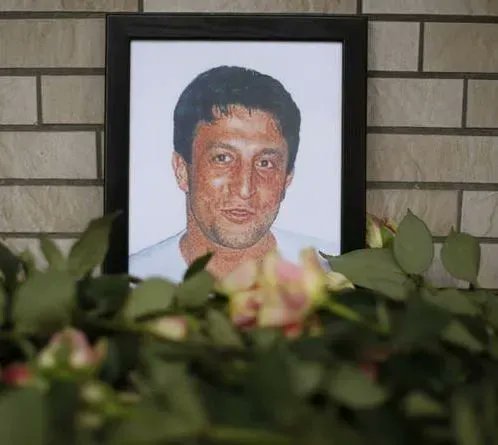 OpferNaziGewalt's tweet photo. 27.06.01, Hamburg: Süleyman Taşköprü wird vom „Nationalsozialistischen Untergrund“ mit drei Kopfschüssen im Laden seines Vaters ermordert: https://t.co/UWVRMAT8Ms #KeinVergessen https://t.co/bgW7PWAssS