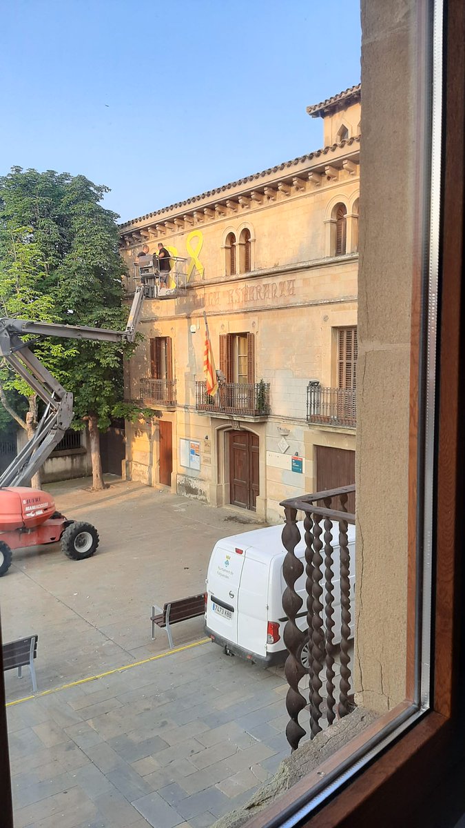 CintoEnfurismat's tweet photo. Primera acció de govern de JuntsxFolgueroles.
Retirar els llaços grocs de la façana de l'ajuntament.
#JugadaMestra
#NoChurrender 
@el9nou
@osona
@QuimTorraiPla @LauraBorras @KRLS https://t.co/ENi52Kz83X
