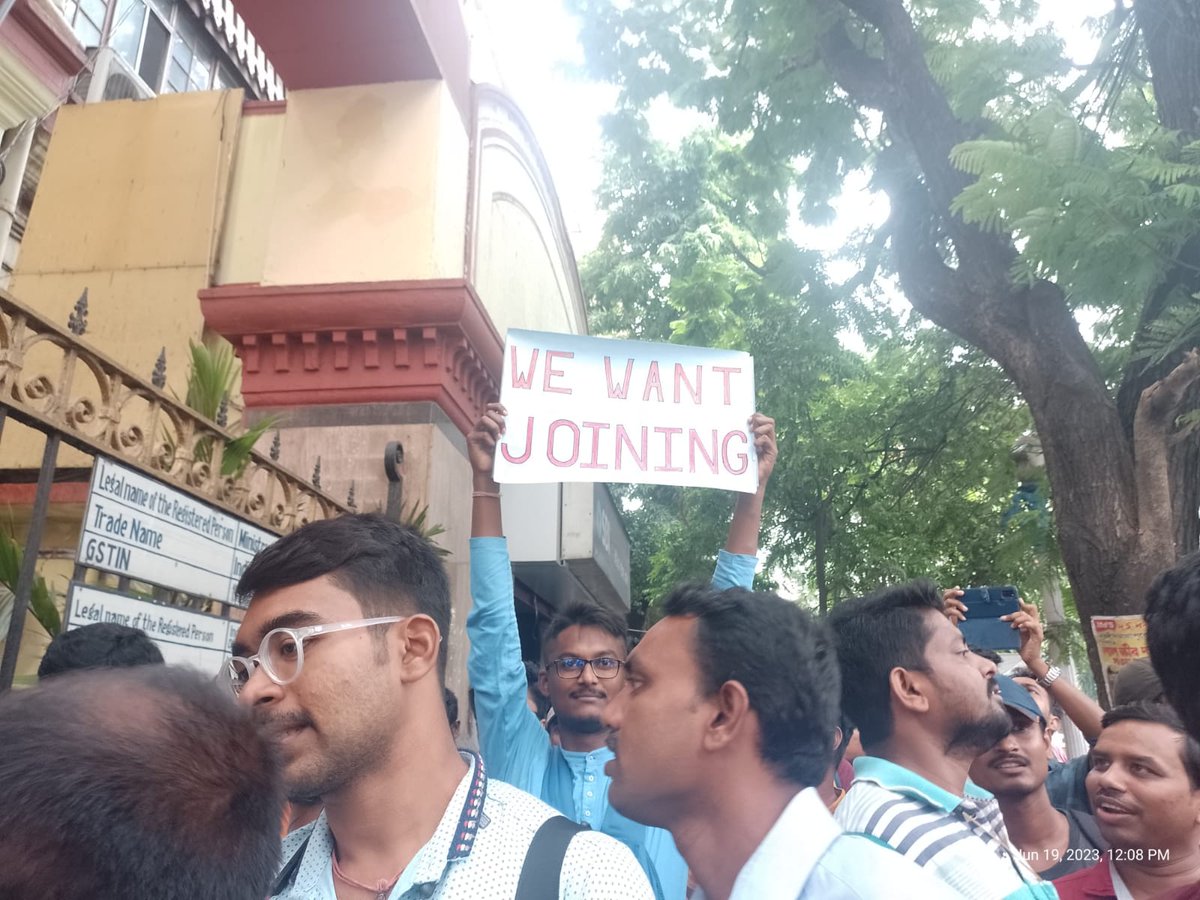 Rakeshverma7050's tweet photo. #ERKolkata_Level1_Joining_Do
#ERKolkata_Level1_Joining_Do
आप लोग ज्यादा से ज्यादा संख्या में रिपीट करें। 
@AshwiniVaishnaw 
@EasternRailway 
@RailMinIndia 
@PMOIndia 
@narendramodi 
@abplive 
@aajtak 
@ZeeNews 
@SachTakNo1 https://t.co/wTyuLDsDSQ