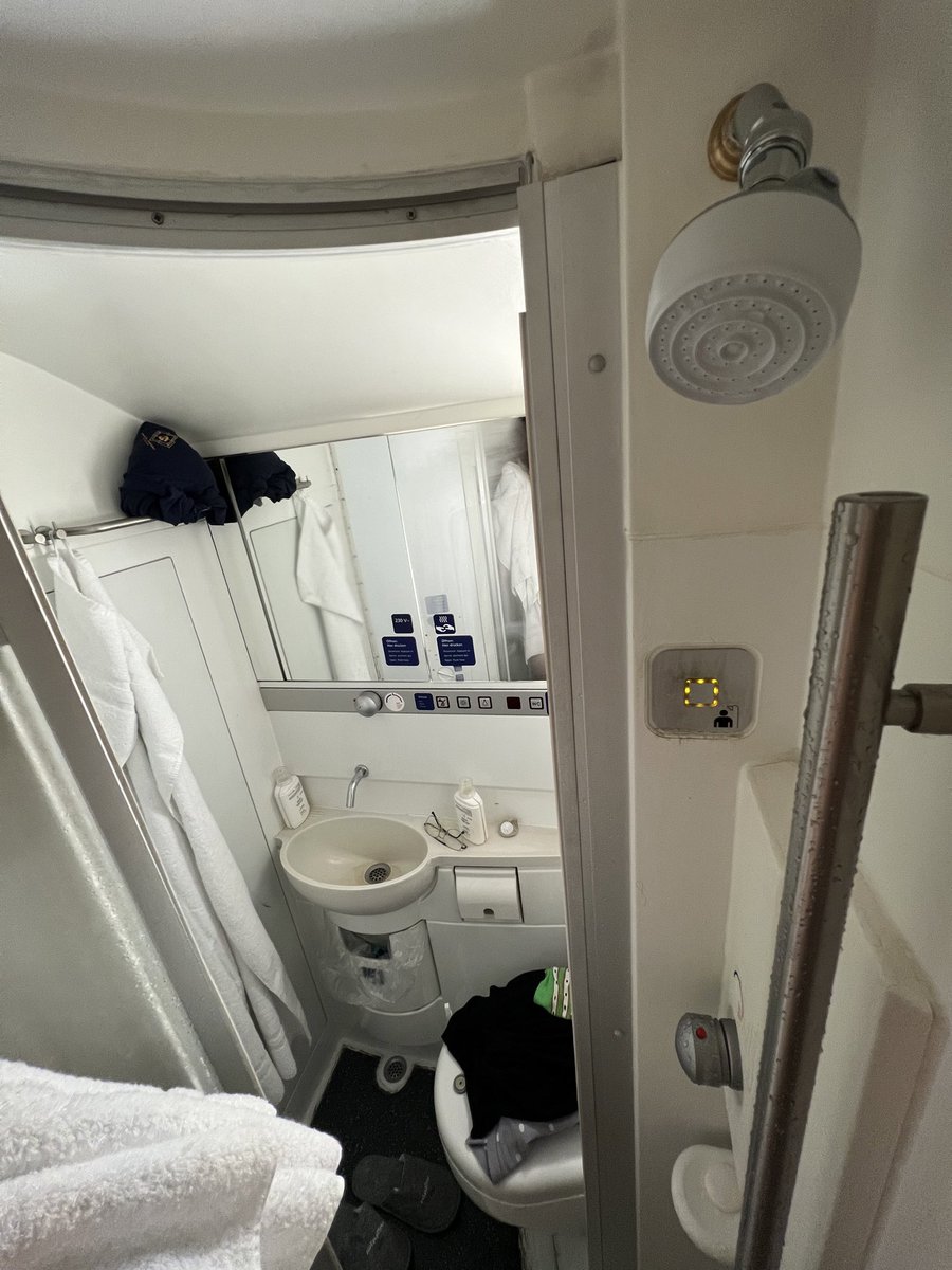 Dobrou noc z NightJetu do Zurichu. 😴 (je tu i sprcha! 🚿)