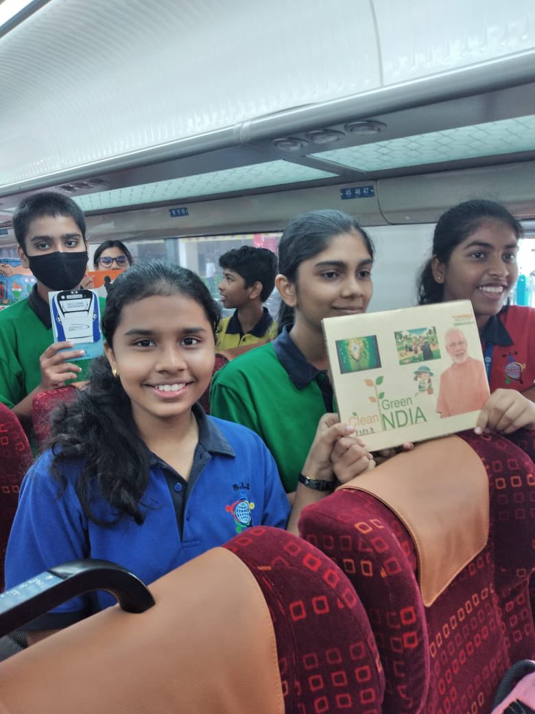 School children onboard Madgaon-CSMT #VandeBharatExpress. The inaugural run was flagged-off virtually by Prime Minister Narendra Modi. #देश_के_कोने_कोने_में_वंदे_भारत
