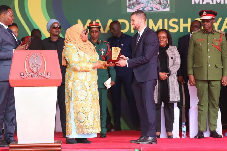 President Samia <a href="/SuluhuSamia/">Samia Suluhu</a> has presented the 🇬🇧 with an award recognising the UK’s outstanding contribution to countering drug abuse and trafficking in Tanzania! 👏

We look forward to continuing our partnership with 🇹🇿 to tackle this important issue 🚫🤝
