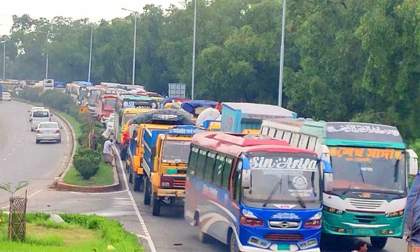 বঙ্গবন্ধু সেতু‌ মহাসড়কে ৮ কিমি পথে ধীরগতি, যানজট