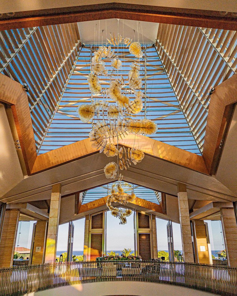 themuliabali's tweet photo. Did you know? Our majestic crystal chandeliers 'fly' around at 8 different points in our main lobby? Symbolizing infinity, the "8 Nagas" chandeliers are made of Bohemian glass - referred to as Bohemia crystal - handcrafted in the Czech Republic.
#EscapetoMulia by @.ryanpaschalis https://t.co/rB00eKqoQA