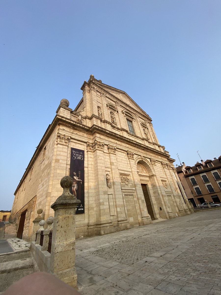 #BuenosDias desde #medinaderioseco , La Iglesia de Santa Cruz -Museo de Semana Santa luce espléndida por la mañana .