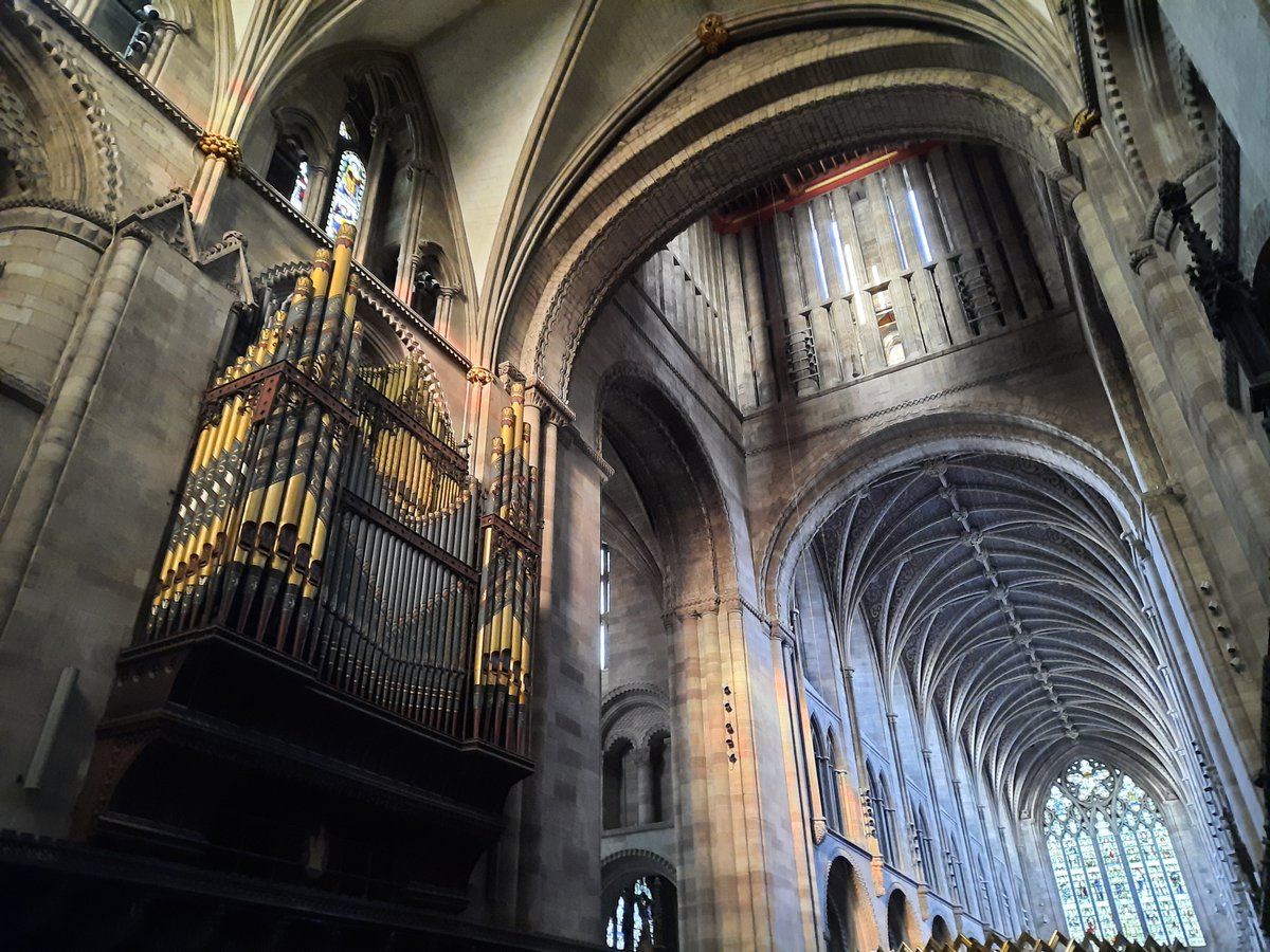 peterdyke49's tweet photo. Today at Hereford Cathedral there's a lunchtime concert given on the Willis organ at 1.15 by Henry Metcalfe (former @HFDCathedral organ scholar). As well as music by #Vierne, #Brewer, #Schmidt and #Ireland, his programme includes an #improvisation. All welcome; free admission https://t.co/nObmeA6bLw