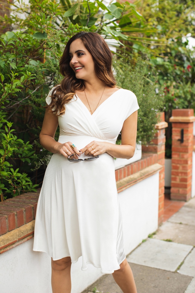 tiffanyroseuk's tweet image. In Summer..... Wear white 🤍

#whitedress #summerdress #simplestyle #maternityphotoshoot