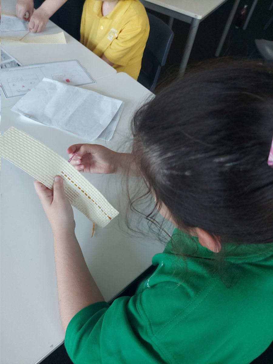 3B's sewing skills are developing fast, next stop pencil cases! @KbaPrimary <a href="/MrsONeillKBA/">Angela O'Neill</a> @MrsFoleyKBA #ks2dt