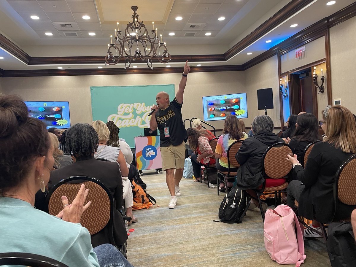cardinal_mj's tweet photo. Day 1 of @getyourteachon and @GYTOLeadOn was everything! A room of 6500 educators led to a Lead On room of 1100 and then onto a breakout room of 250+ for my afternoon session where we talked communication and got messy with play-doh. We finished w/ magic! https://t.co/Hr8LN6FHK9