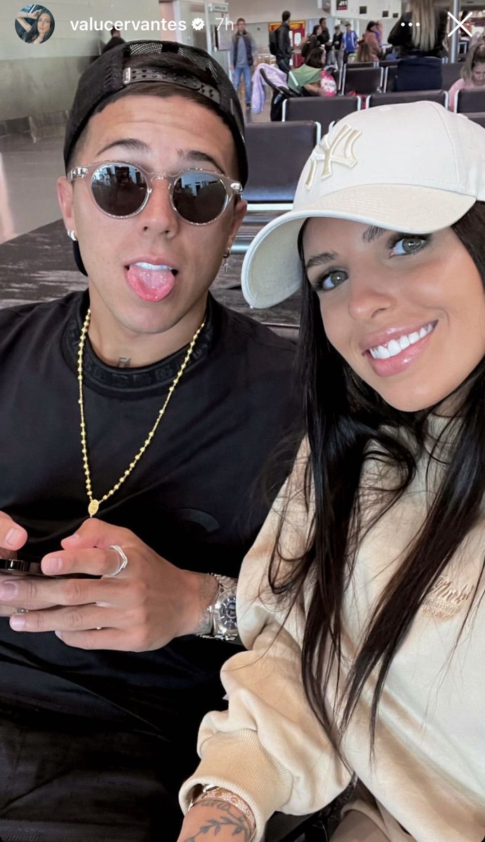 FrankKhalidUK's tweet photo. Enzo Fernandez with his wife at the airport. 💙🇦🇷🛫 https://t.co/AKl9lAvTmG