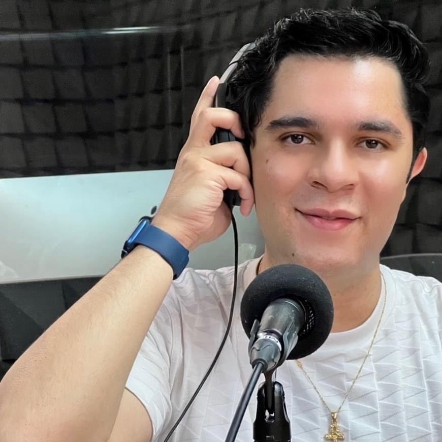 Howeverandever's tweet photo. 🎧MI VOZ🎤ES EL AMOR Y PASIÓN🔥 QUE LLEVO⚡️EN MI CORAZÓN QUE CONECTA CON MI ALMA🕊️DONDE CON UNA PALABRA EXPRESO LO MAS PROFUNDO💫DE MI SER🕊️
#mipasionesmivoz #howeverandever #doctormarroquin #salvadoreño #locutor #locutorderadio #locutorcomercial #locutordecabina #doblaje #doblajelatino #actordedoblaje #investigador #youtuber #mvs #mvsradio #radio #voz #vozradio #locucion #locucionprofesional #locucioncomercial
