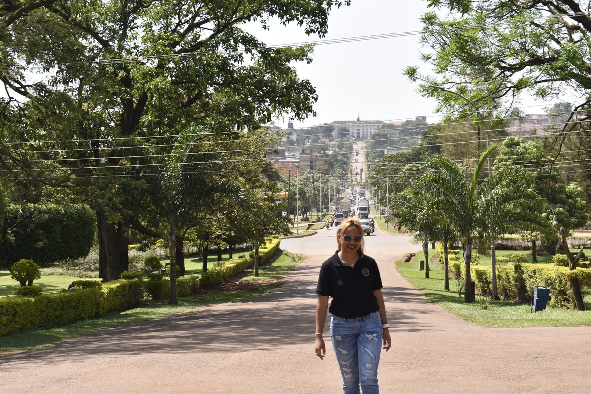 The Royal Mile, in the  background, is a straight stretch from the Buganda Parliament to the Kabaka's Palace.
A road with enormous cultural significance, more like Buganda's Silk road.

gazellesafarisafrica.com

#royalty #travel #hustlefreetravel #culture #photography #uganda