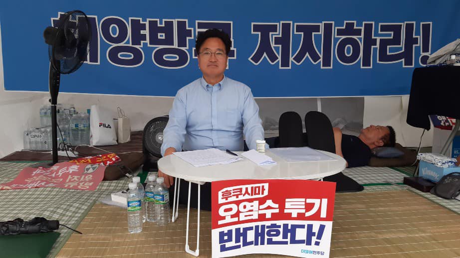 정권도 빼앗긴 민주당이 너무나 제대로 싸우지 못한다는 많은 지지자들의 아픈 지적에 대해, 당의 책임있는 사람으로서 그 책임을 다 해야겠다는 생각이 간절했습니다.
이런 책임과 의무가 저를 단식으로 밀어냈기에 이번 단식은 많이 무거웠습니다.

우원식 의원님의 이 말이 참 많이 아픕니다.