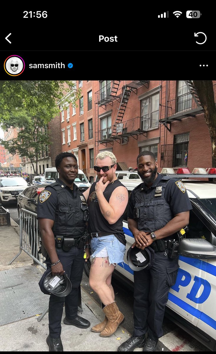 Lux_ternity's tweet photo. SKSKSKS Somebody said your non-binary landlord coming with the cops to evict you 😭😭 https://t.co/mCyEaZmgvr