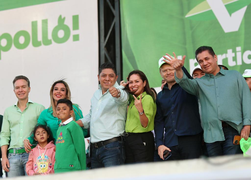 CarlosPuenteZAC's tweet photo. La familia verde acompaña a nuestro compañero @RGC_Mx en la celebración del segundo aniversario del triunfo histórico en las elecciones en #SanLuisPotosí Reconocemos su liderazgo en el estado y el gran trabajo que ha realizado como gobernador. El cambio #YaSeNota https://t.co/7uzigtoVak