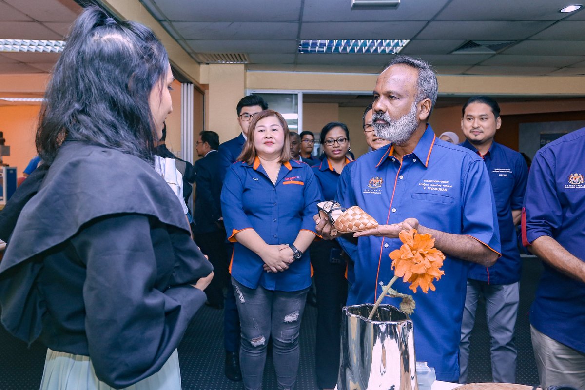 TalentCorpMsia's tweet photo. TalentCorp dan Perbadanan Tabung Pembangunan Kemahiran (@PTPK_Official) bekerjasama untuk meningkatkan kemahiran dan melatih semula lebih 900 pekerja berdasarkan keperluan industri. 
 
Inisiatif bersama yang dipanggil Industry-Driven Talent Acceleration Programme (ID-TAP) tersebut akan melengkapkan individu dengan pengetahuan dan kecekapan yang diperlukan oleh industri seperti mekatronik, kejuruteraan elektrik dan elektronik, analisis data dan IT. 
 
Dalam majlis pelancaran inisiatif tersebut hari ini, Menteri Sumber Manusia, YB Tuan V. Sivakumar (@Sivatronoh) menyeru agar majikan mengambil langkah proaktif dalam mempercepatkan laluan kerjaya pekerja mereka, supaya mereka mempunyai kemahiran yang diperlukan dalam tenaga kerja yang sentiasa berubah. 
 
Rangka kerja ID-TAP adalah berdasarkan pendekatan keperluan industri, di mana majikan mengenal pasti kedua-dua kemahiran dan pekerja yang mereka perlukan. Fasa pertama dengan peruntukan dana sebanyak RM7.2 juta yang telah diluluskan oleh PTPK akan memanfaatkan lebih 900 pekerja daripada lebih 100 syarikat di seluruh Malaysia, termasuk Perusahaan Kecil Sederhana. Kini terdapat 10 Pusat Pembangunan Kemahiran Negeri (SSDC) yang memudahcarakan latihan termasuklah Selangor, Perak, Pulau Pinang, Kedah, Pahang, Sarawak, Terengganu, Negeri Sembilan, dan Johor.