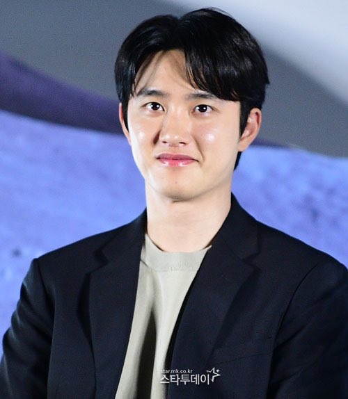 doh kyungsoo at the press conference of ‘the moon’! 🤵🏻✨