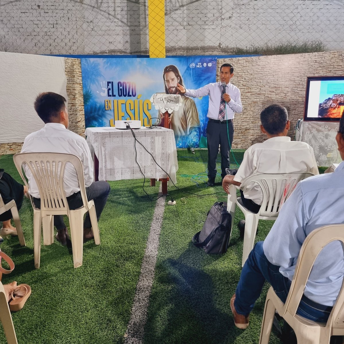 JoseUrciaCarlos's tweet photo. Pr. Daniel Güimac, secretario ejecutivo de nuestra #MPN compartiendo la palabra de Dios en la iglesia Maranatha🙏🏽

#MisiónCaleb2022 #VamosPorMás #RID 
#DMUtcubambaC https://t.co/bvUjepab7D