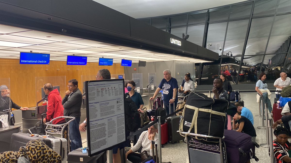 Deejae_vybz's tweet photo. No one at the counter to attend to us. No more flights going out tonight so a lot of us will sleep at the airport. I still haven’t rescheduled my flight. They don’t want to offer us hotels. @united #unitedairlines #cnn #airlines #washingtondulles https://t.co/mu8eL8TrmT