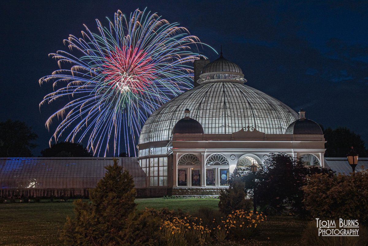 tburns262's tweet photo. Great #fireworks show on Sunday evening.  - great to work with Paul Whalen Jr. in planning to get some photos from tonight's show at the @BuffaloGardens. #Buffalo #WNY https://t.co/FwxyxBiMu6