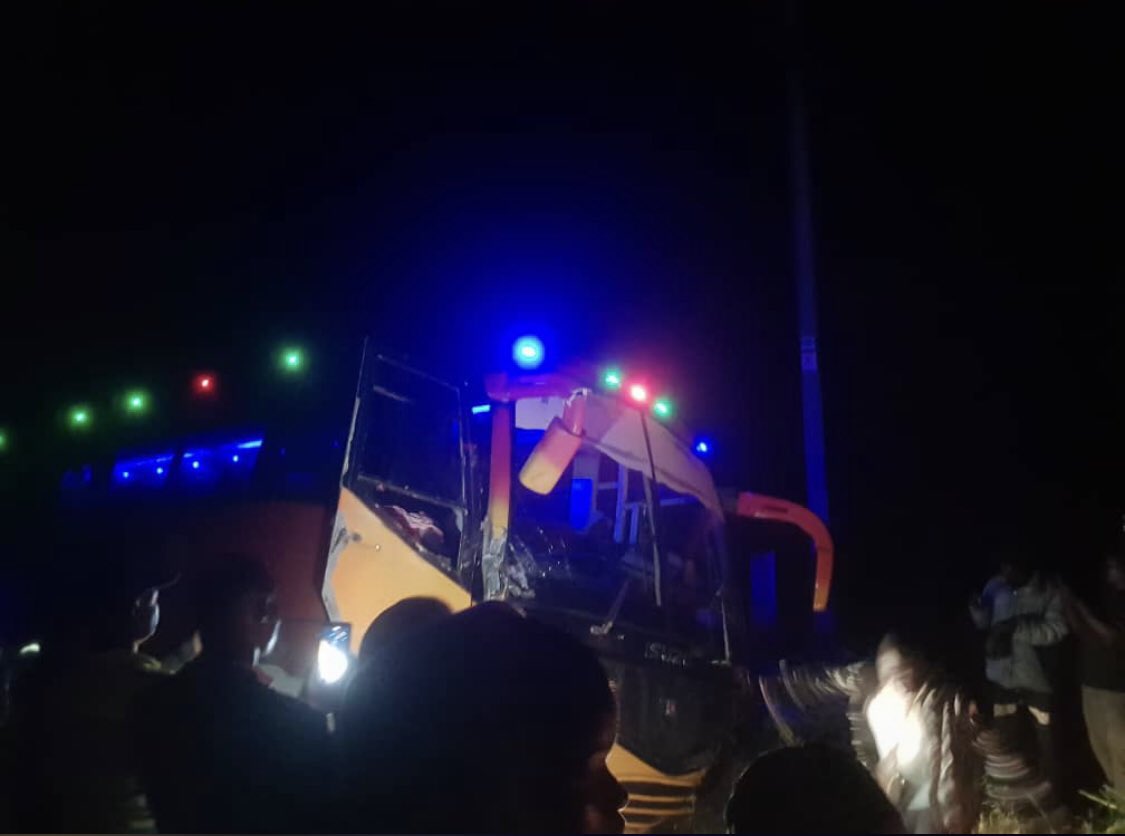 One2Media1's tweet photo. One of the Zawadi night shift buses traveling from Moyo to Kampala knocked an elephant 🐘 out of a herd of 7 crossing the road around Murchison National park 
Details follow: https://t.co/FRItSps3wa