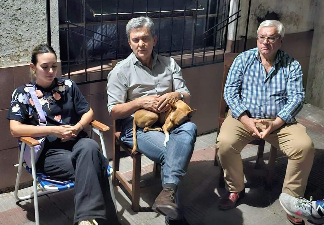 VZimmermannOK's tweet photo. En #PuertoVilelas, con el equipo de campaña que participó activamente en las #PASO, analizamos el resultado de la elección y acordamos seguir trabajando juntos de cara a los próximos desafíos en este cargado año electoral.
Felicitaciones a todos y muy ricos los #choris. https://t.co/5qgfNsnLnW