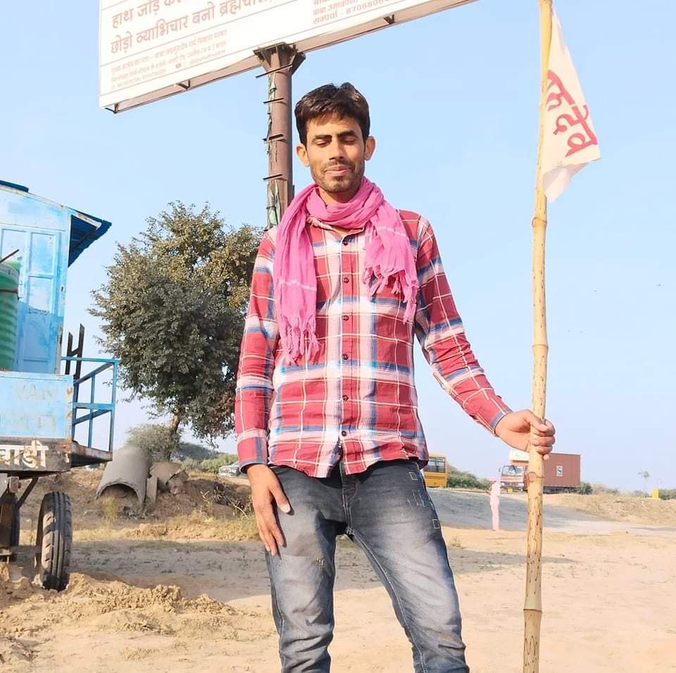 सुनो मेरे गुरुवर

बन जाऊँ मैं  छोटा तिनका,, 
          उड़ -उड़  पीछे  आऊँ मैं.......
जहाँ जहाँ तेरे कदम सांवरे, 
          वहीं - वहीं बिछ जाऊँ मैं.....
        🙏💞जय गुरु देव 💕🙏