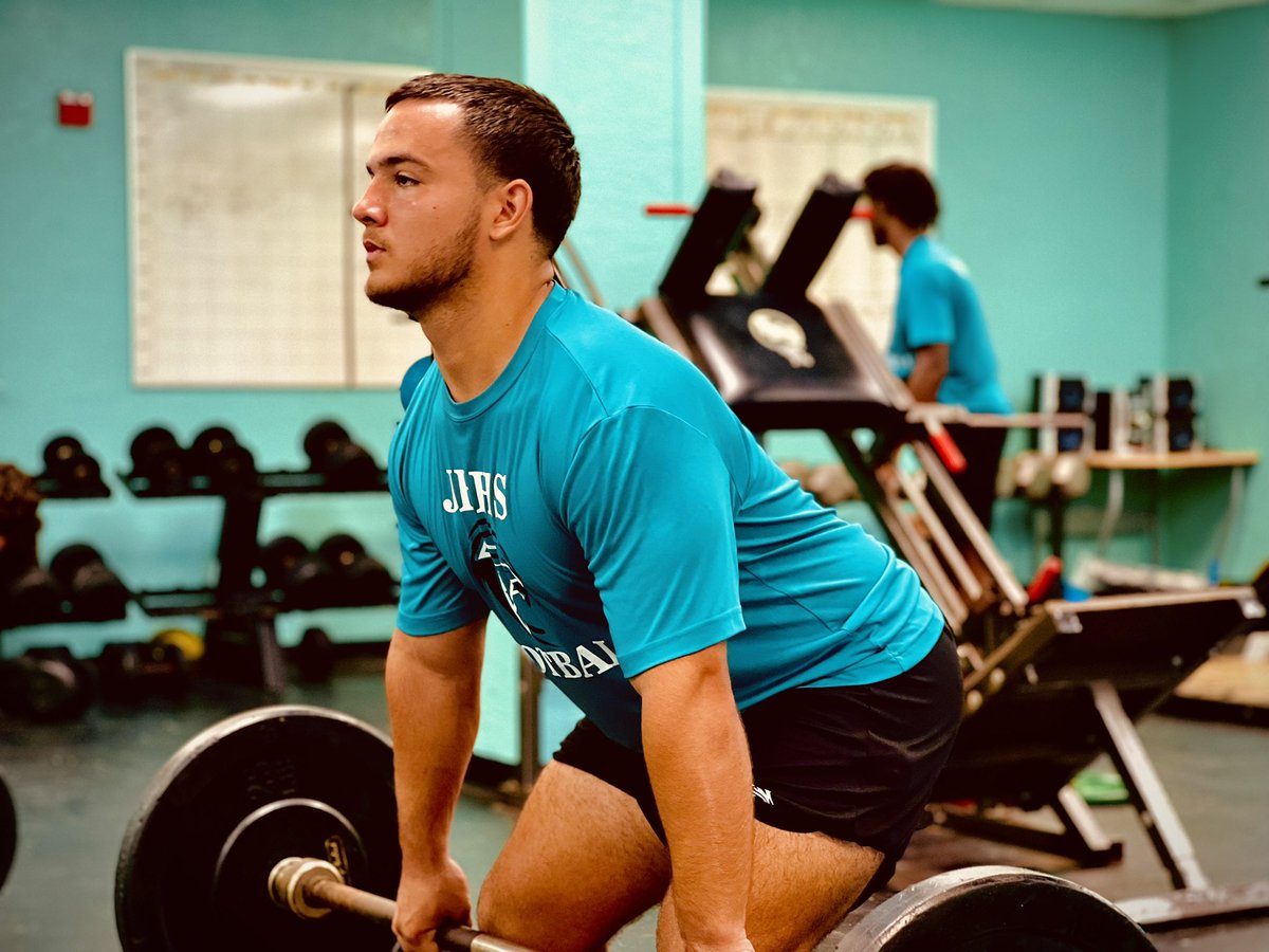 CoachBerry247's tweet photo. #HangCleans: All about proper technique! When executed correctly are known for building a plethora of power, speed and muscular strength! Another Explosive Exercise! Make sure it’s translating to the field ✊🏼 #BuiltForThis #LockTheCage🔒 #JensenOffseasonTraining @Dominicduran45 https://t.co/aRX2V4D3yV