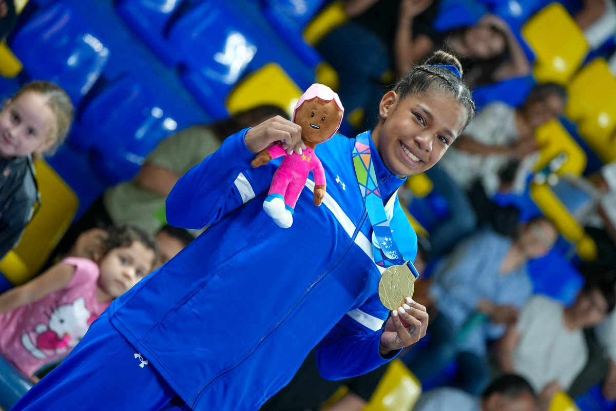 SSalvador2023's tweet photo. Los aplausos no paran de resonar mientras anunciamos a las ganadoras de gimnasia femenina. 👏🤸‍♀️🏆

¡Felicidades a estas increíbles atletas por su destacado desempeño! 

#SanSalvador2023 #EsMomentoDeTrascender https://t.co/72582glFMM