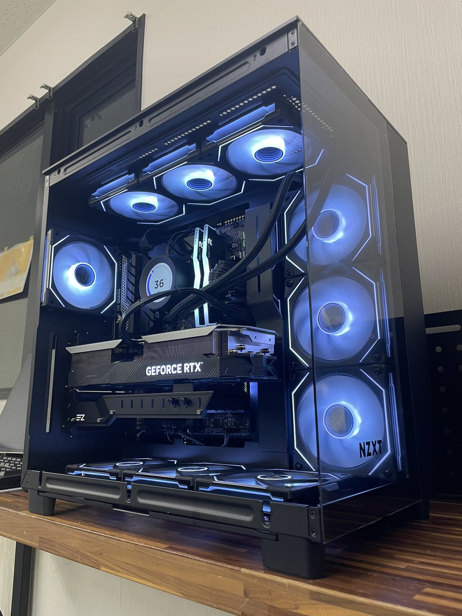 おはようございます！！

今日はかなり蒸し暑いので
熱中症など気をつけましょう！

kraken EliteとUNIFAN INFINITYの
カスタムPCです👍
大人っぽくてかっこいいです！

今日もよろしくお願いします！
#ゲーミングPC #NZXT #LianLi
#team #GALAKURO