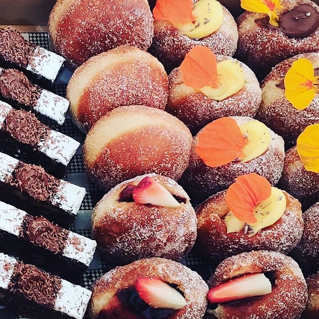 Treat yourself to our ready to eat treats 🍩 to be enjoyed with a ☕ of course ...

#pigandpastry #pigandpastrypetersham #sydneyeats #petershamlocals #lifeinpetersham #petershampublicschool