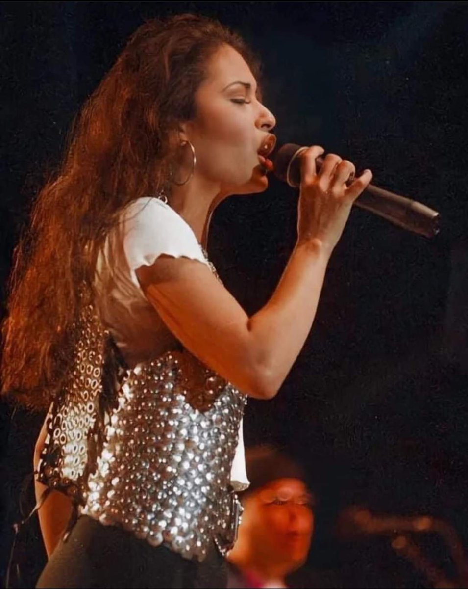 RT @Rogelio01100987: Selena Quintanilla at the Poteet Strawberry Festival 1994 https://t.co/Viwwl4kOaL